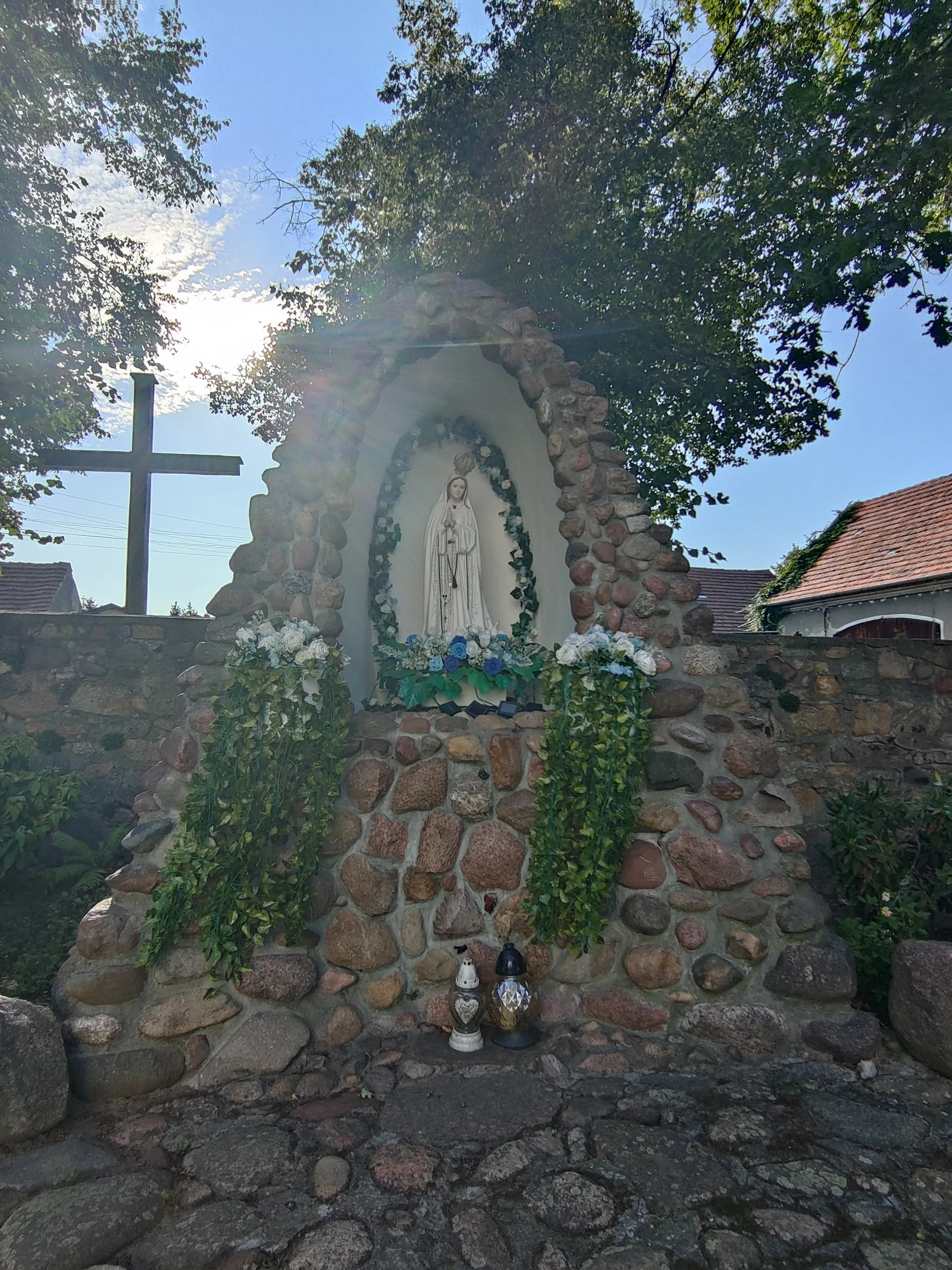 Kamienna kapliczka z figurą Matki Bożej w Bogdaszowicach