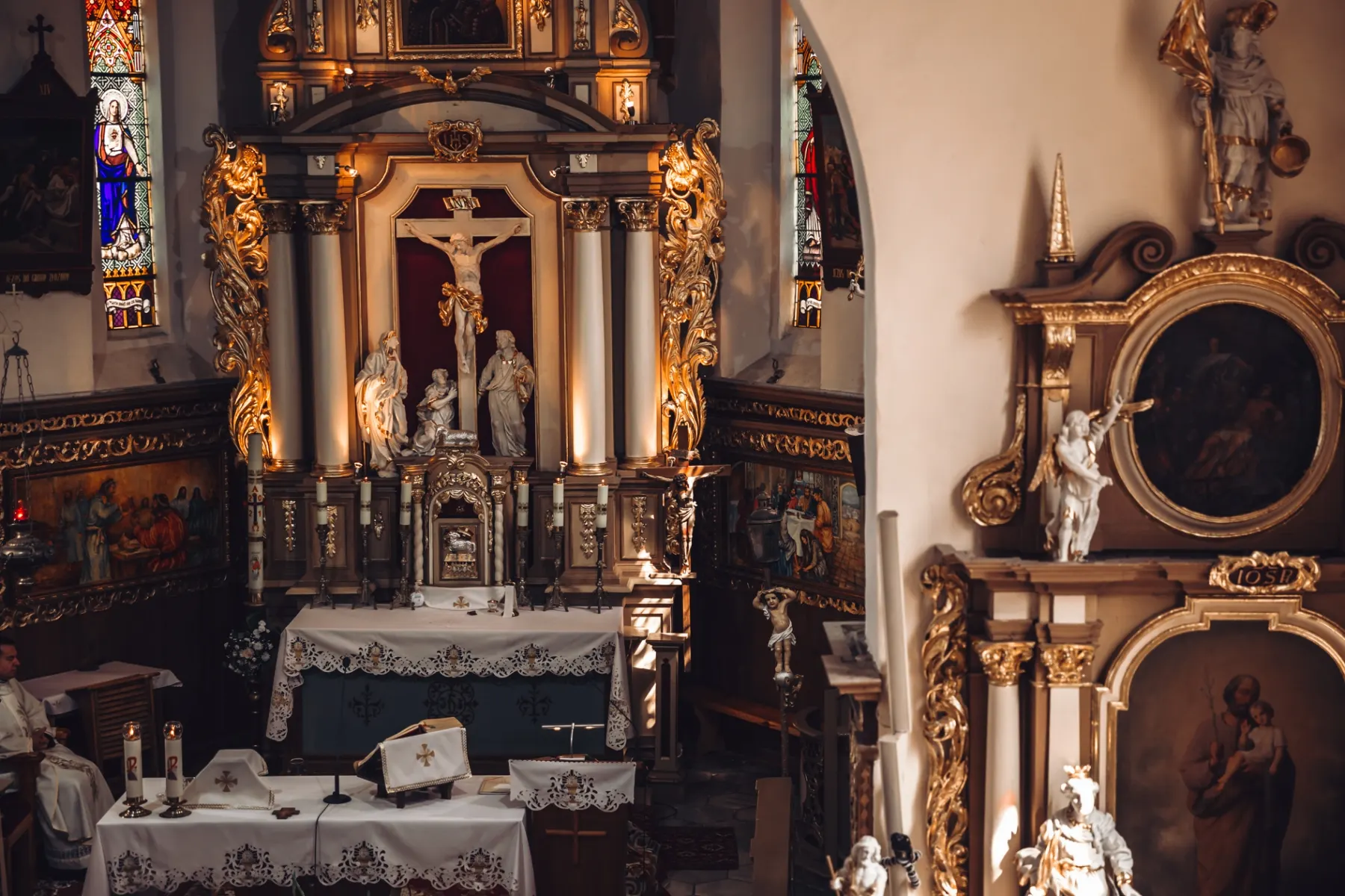 Barokowy ołtarz główny kościoła Trójcy Świętej w Małkowicach