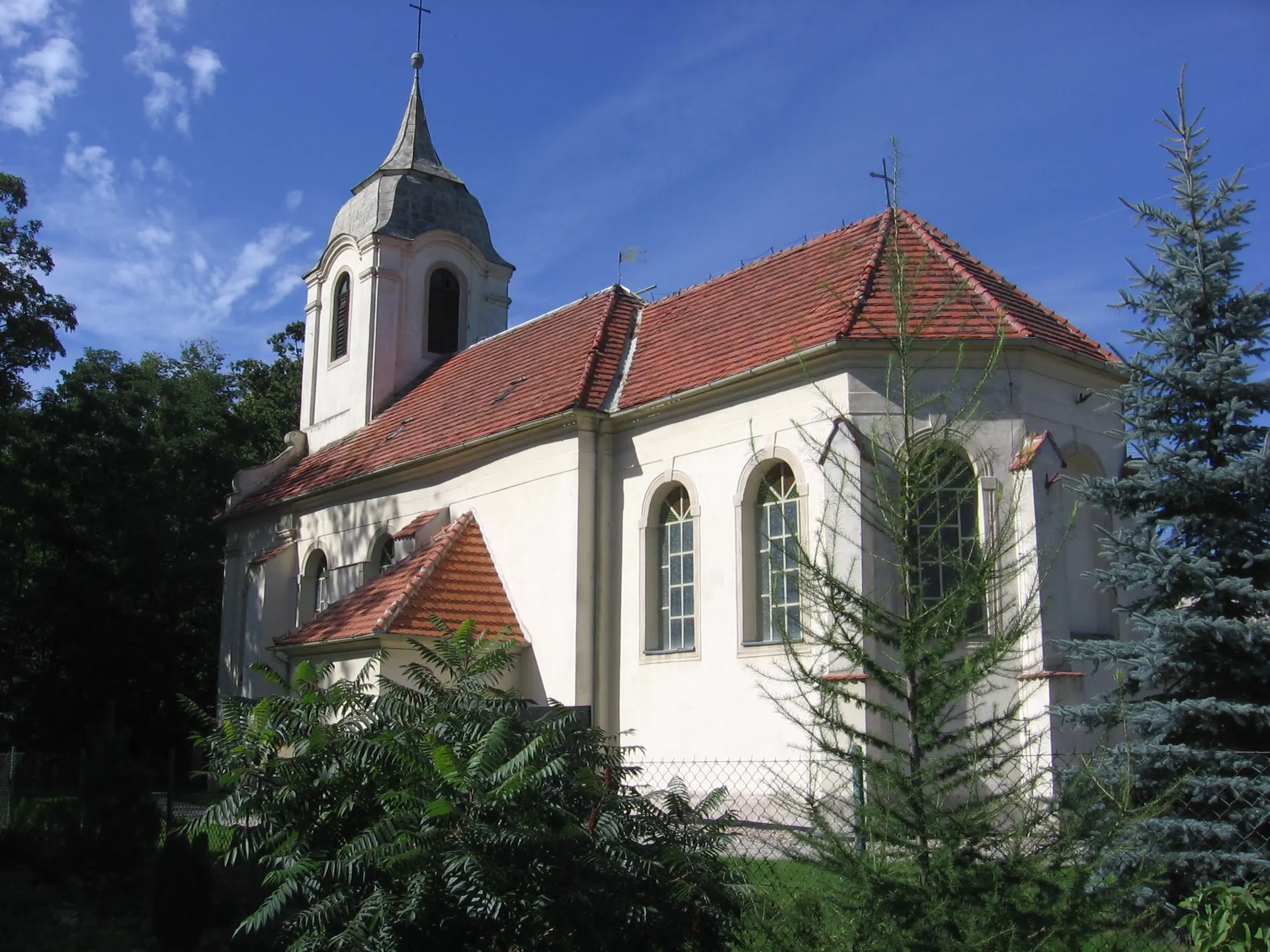 Biały kościół św. Marii Magdaleny w Skałce z barokową wieżą